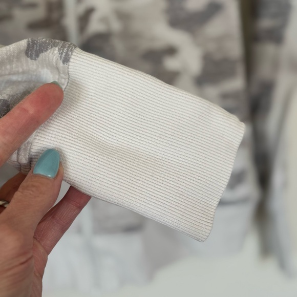 Athleta Triumph Printed Hoodie Gray Camo White Gray Sweatshirt S $118 - Picture 5 of 12